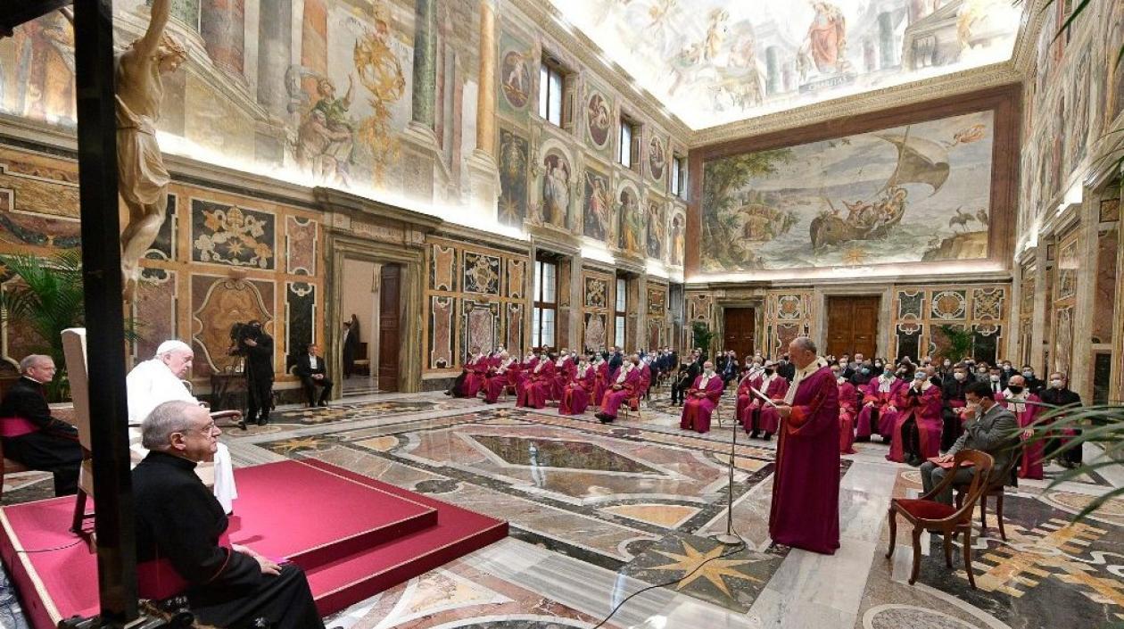 Por la ciática, el Papa tuvo que quedarse sentado en su mensaje a jueces.