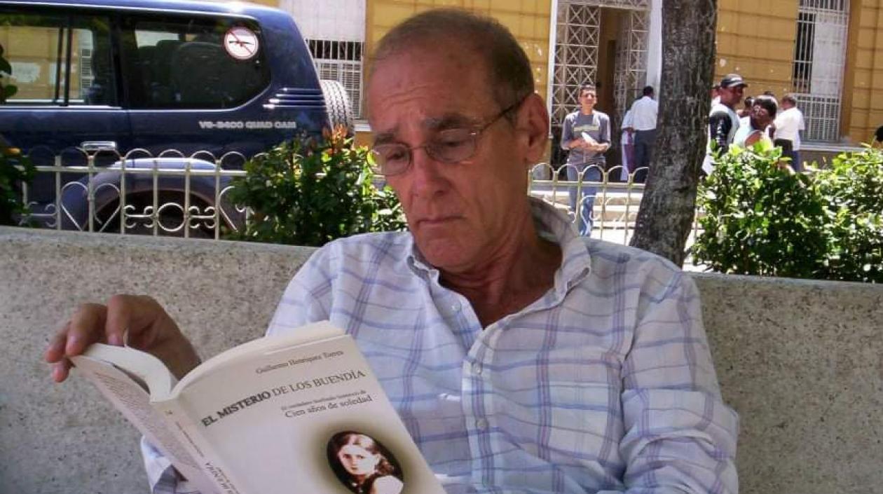 Guillermo Henríquez (Q.E.P.D.) leyendo en la Plaza de Ciénaga una de sus obras.