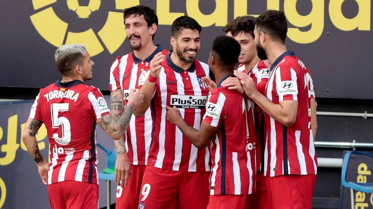 Luis Suárez celebra con sus compañeros su segundo gol.