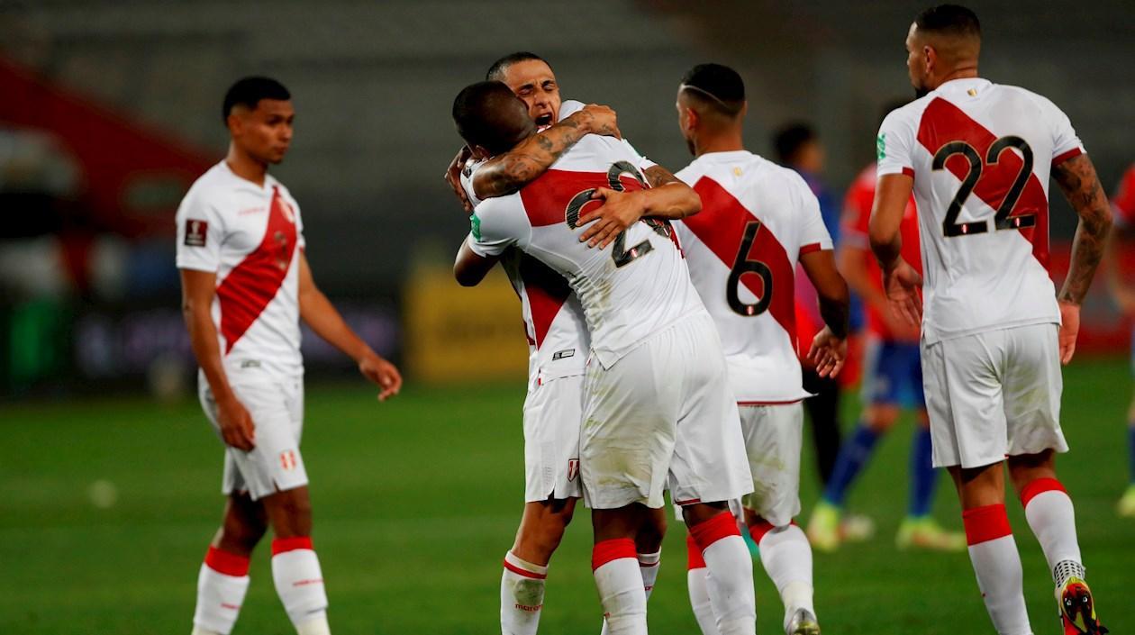 Los peruanos ganaron 2-0 el Clásico del Pacífico a Chile.