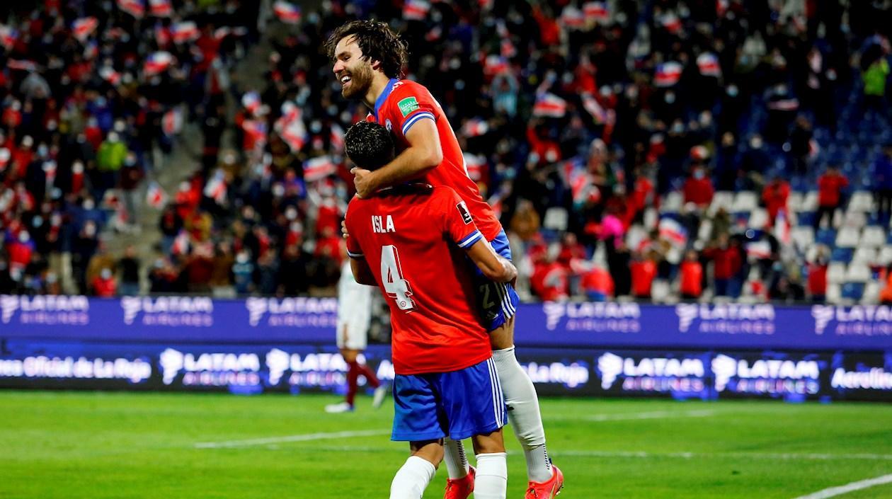 Ben Brereton (arriba) de Chile celebra un gol con Mauricio Isla.