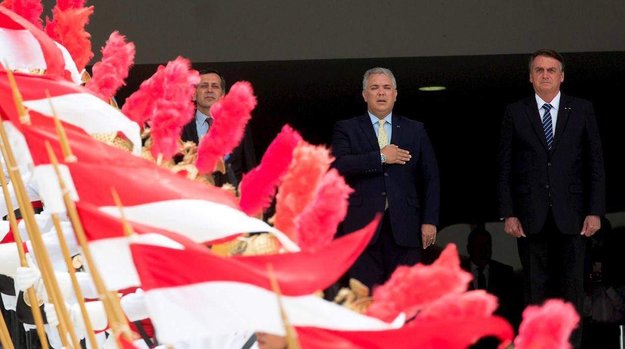 El presidente de Brasil, Jair Bolsonaro (d), recibe con honores militares a su homólogo de Colombia, Iván Duque, durante un acto de bienvenida en el Palacio de Planalto.