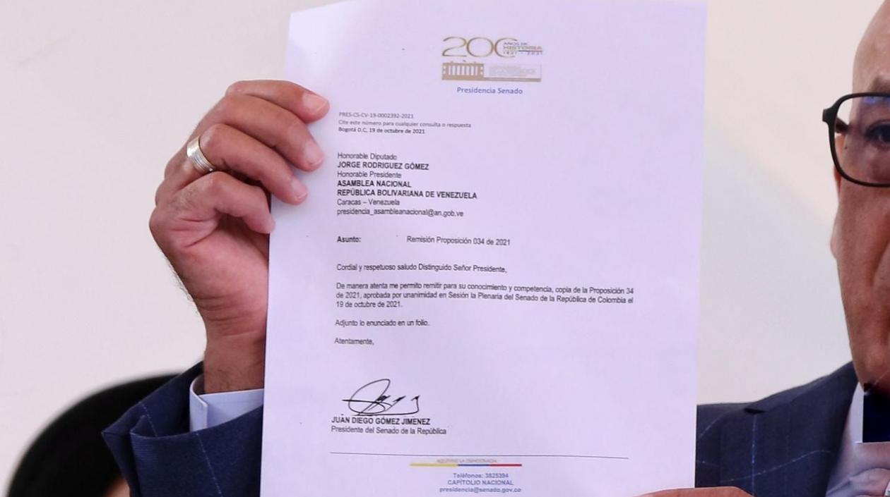 Jefe de la Asamblea Nacional, Jorge Rodríguez, muestra la carta enviada desde el Senado.