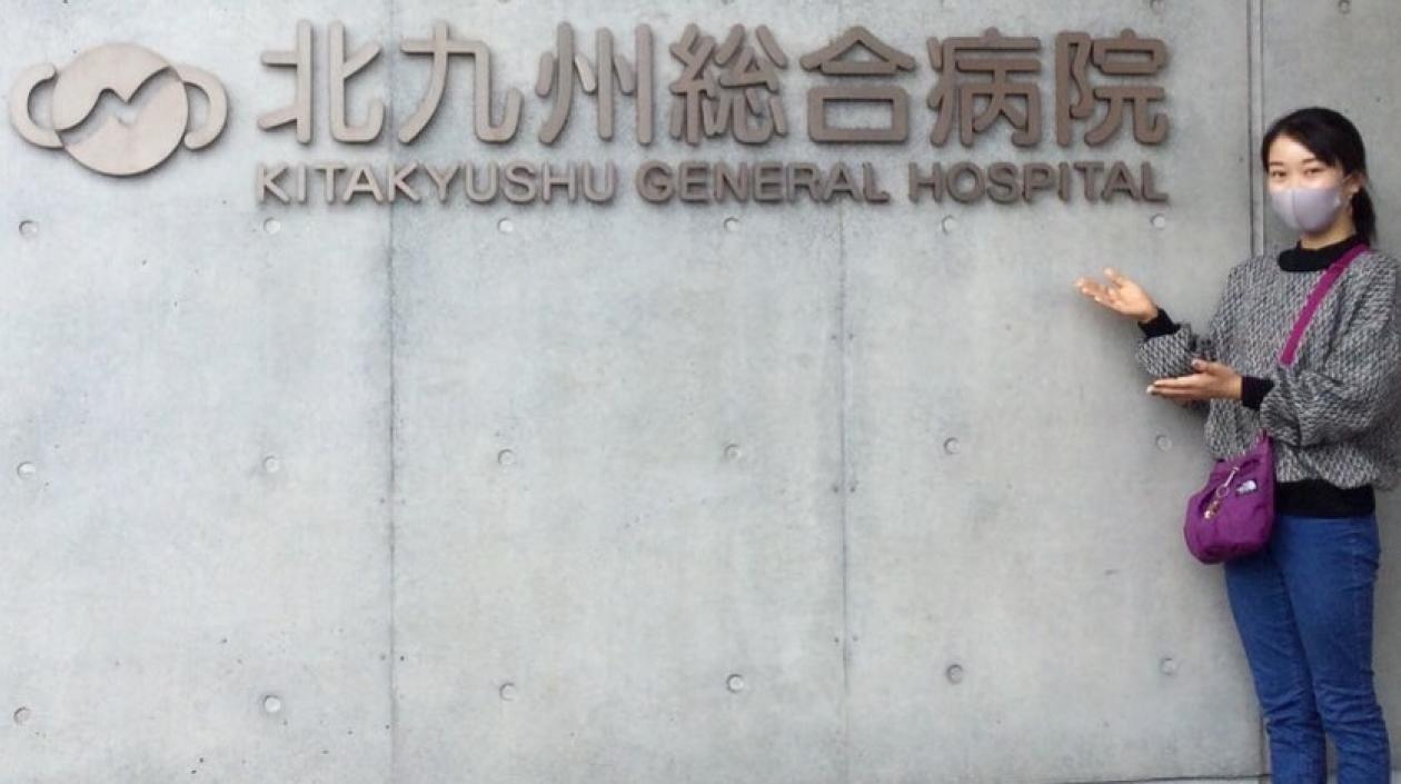 Hitomi Hatakeda, gimnasta japonesa, a la salida del hospital. 