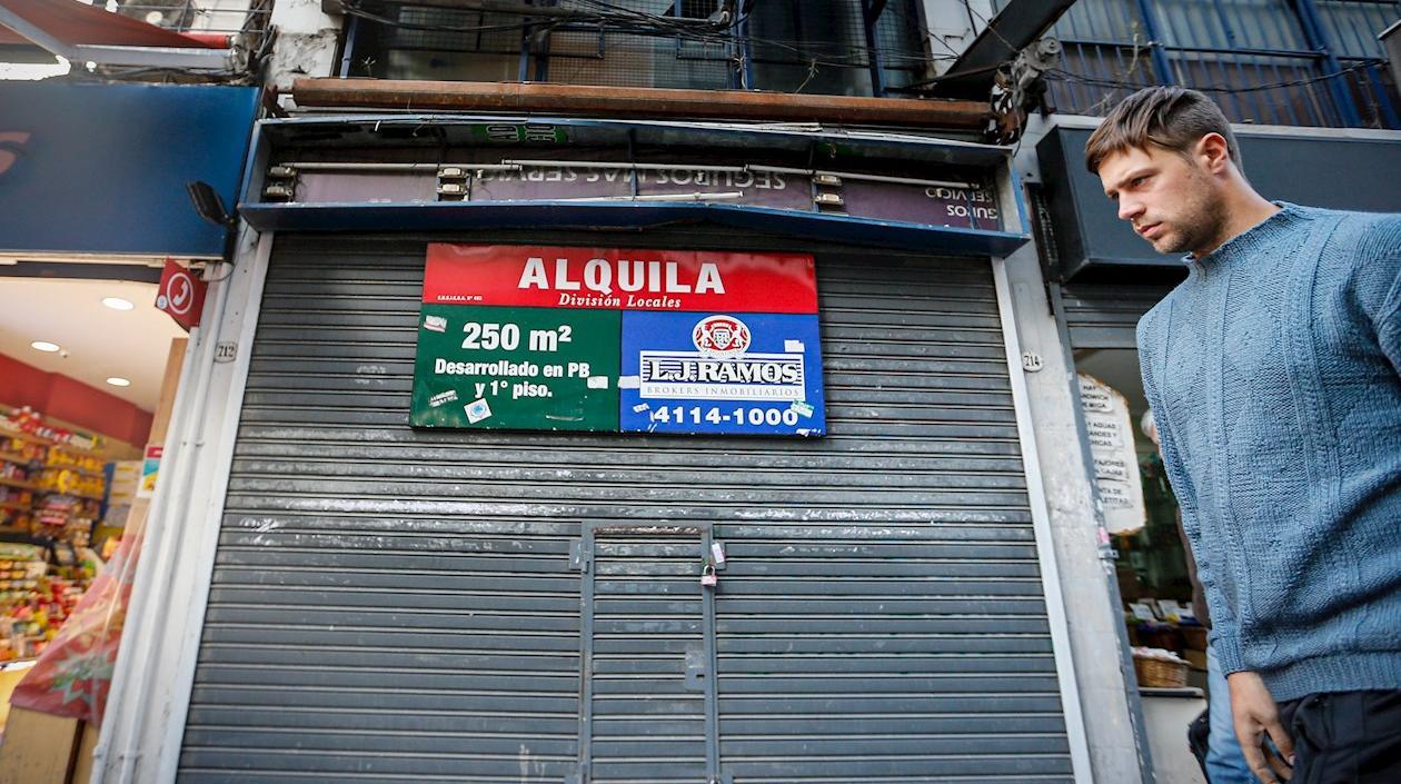 Un hombre pasa junto a un local cerrado, en Buenos Aires (Argentina), en una imagen de archivo. 