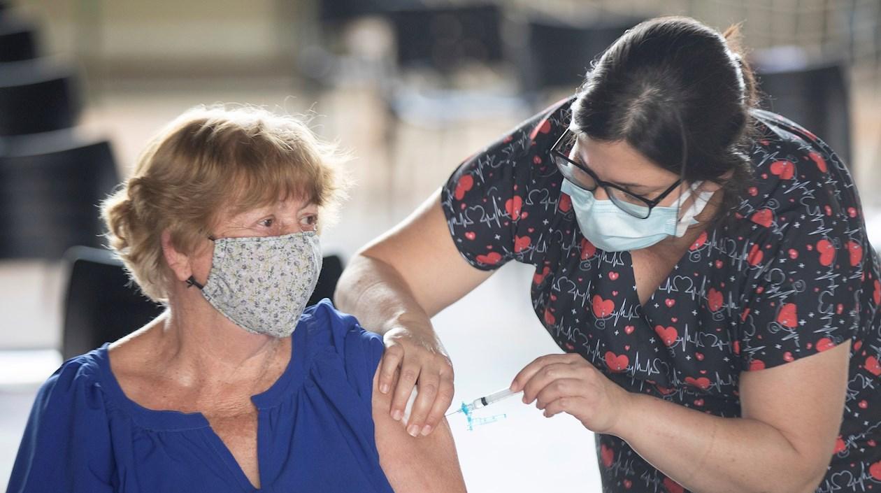 Una mujer recibe la vacuna contra el Covid-19 hoy, en Brasilia (Brasil). 
