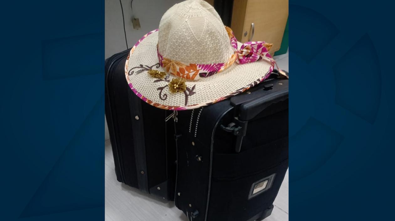 Las maletas y un sombrero de los turistas que se llevó el taxista.