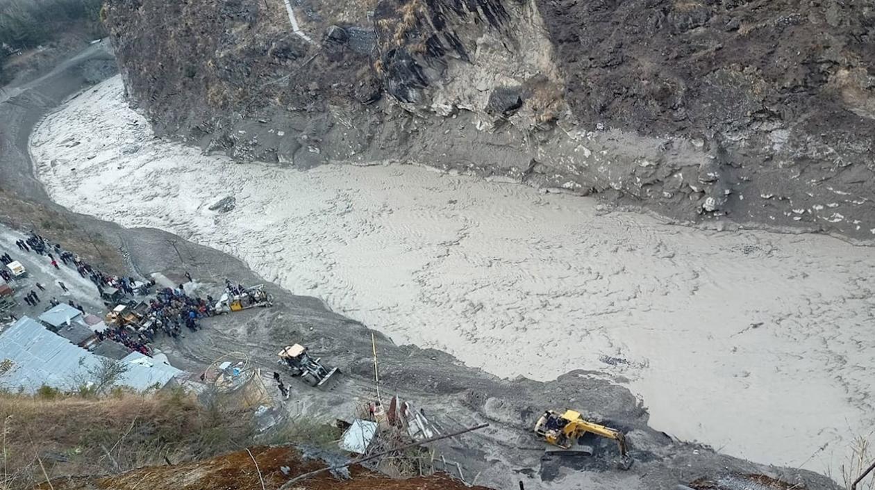 Vista general de una operación de rescate cerca del proyecto hidroeléctrico de Dhauliganga después de que se rompiera una parte del glaciar Nanda Devi.