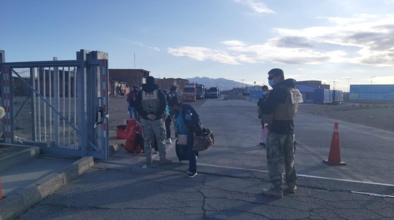 Control en la frontera con Bolivia para impedir el paso de migrantes a Chile.