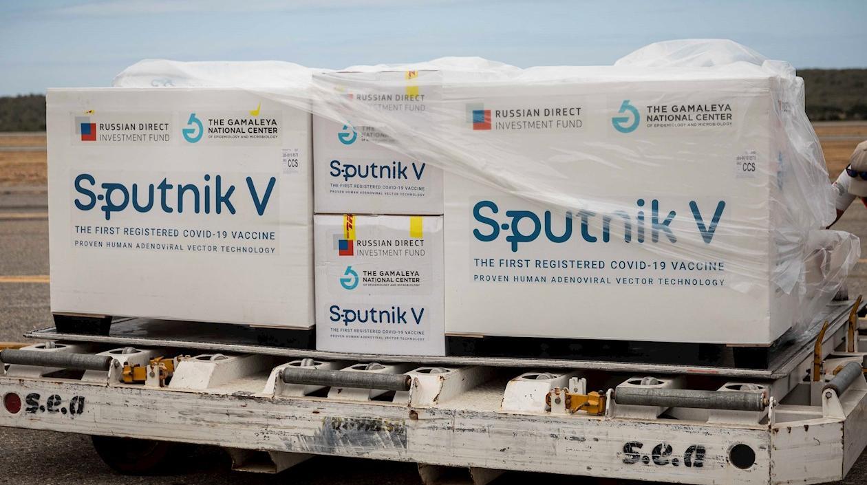 Vista hoy de las cajas con las primeras vacunas Sputnik V en el Aeropuerto Internacional de Maiquetía (Venezuela). 