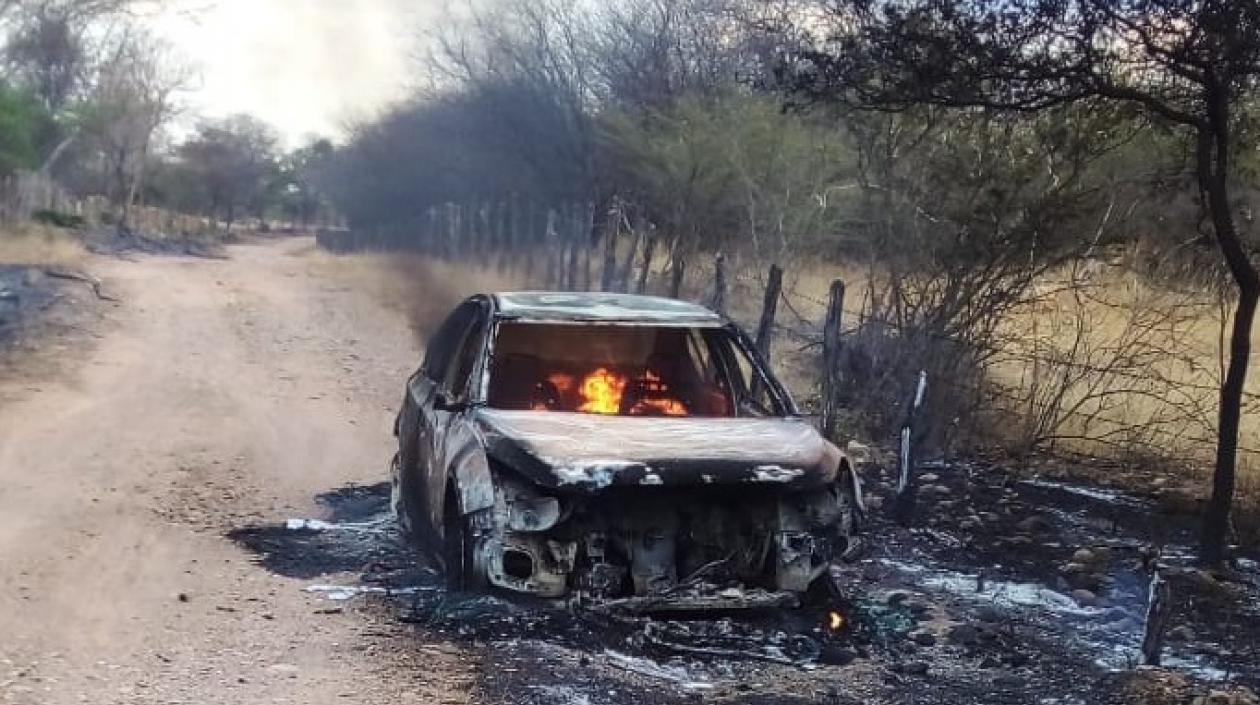 El vehículo incendiado en zona rural de Valledupar. 