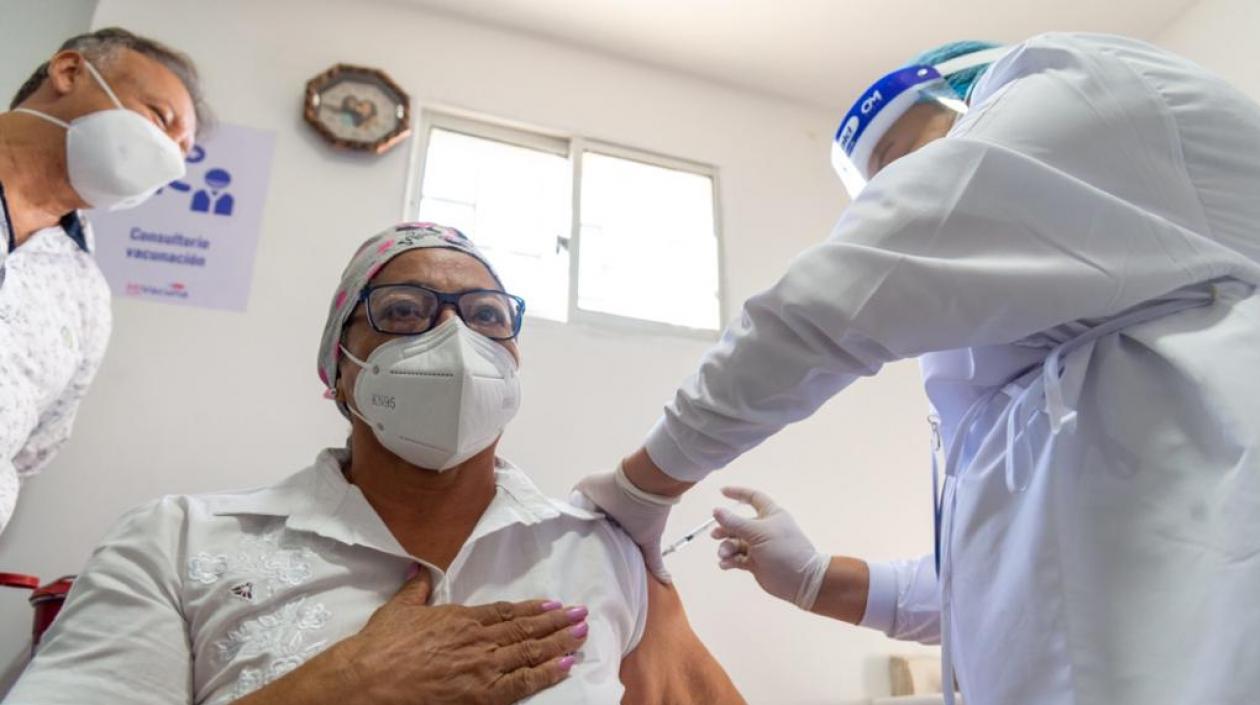 Viceministro de Salud, Luis Alexander Moscoso, asiste al acto que da inicio a la vacunación en La Guajira,