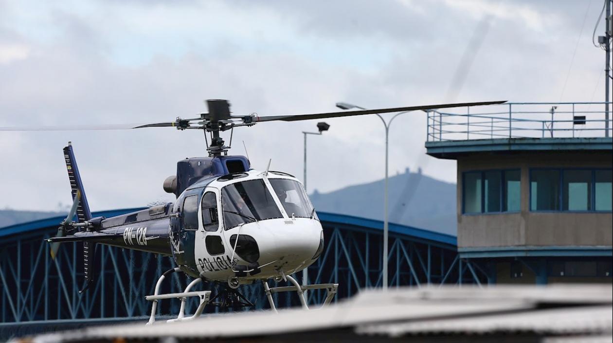 Un helicóptero de la policía ecuatoriana aterrizando en una de las cárceles.