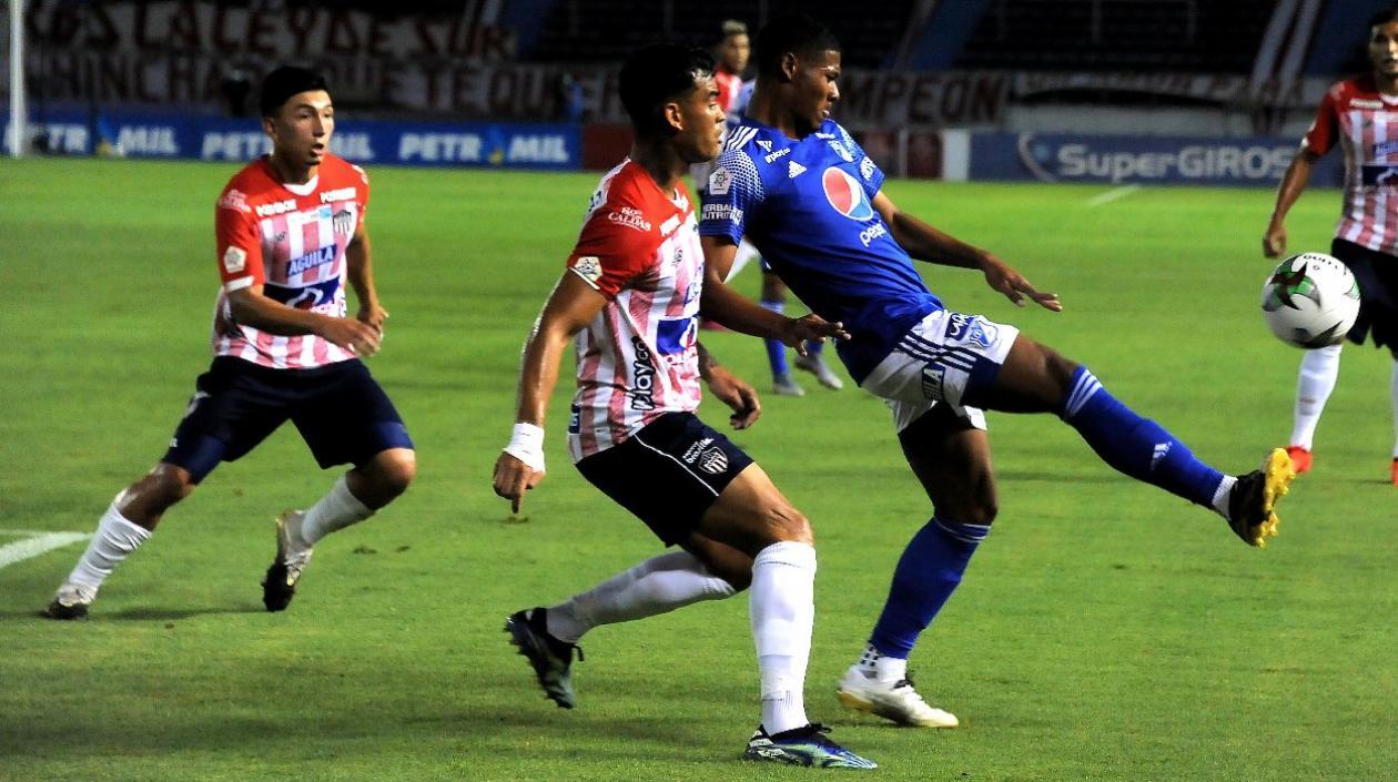 Jefferson Gómez marca a un atacante rival con el respaldo de Fabián Ángel. 
