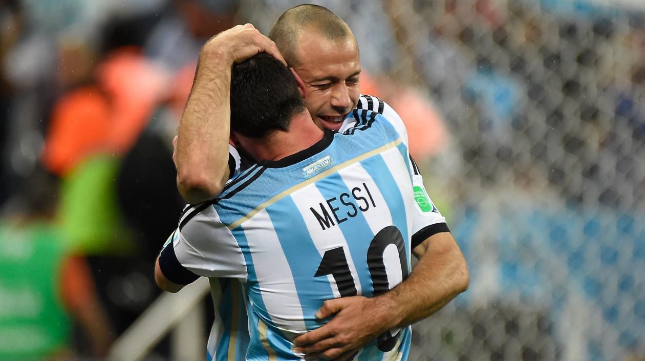 Javier Mascherano se abraza con Lionel Messi. 