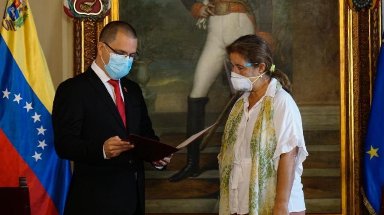Canciller Jorge Arreaza entrega a la embajadora de la Unión Europea en Venezuela, Isabel Brilhante Pedroza, una carta de "persona no grata".
