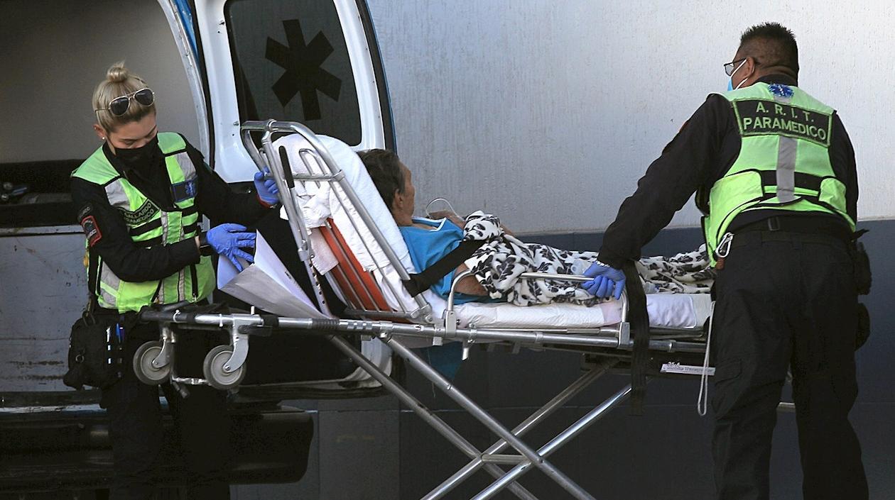 Personal de la salud ingresan a un paciente contagiado con covid-19 al Hospital General de la fronteriza Ciudad Juárez, hoy, en el estado de Chihuahua (México). 