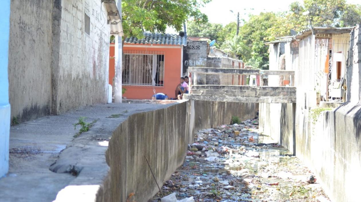 En este sector del arroyo, en la calle 18 con carrera 11 del barrio Simón Bolívar, fue encontrada la víctima. 