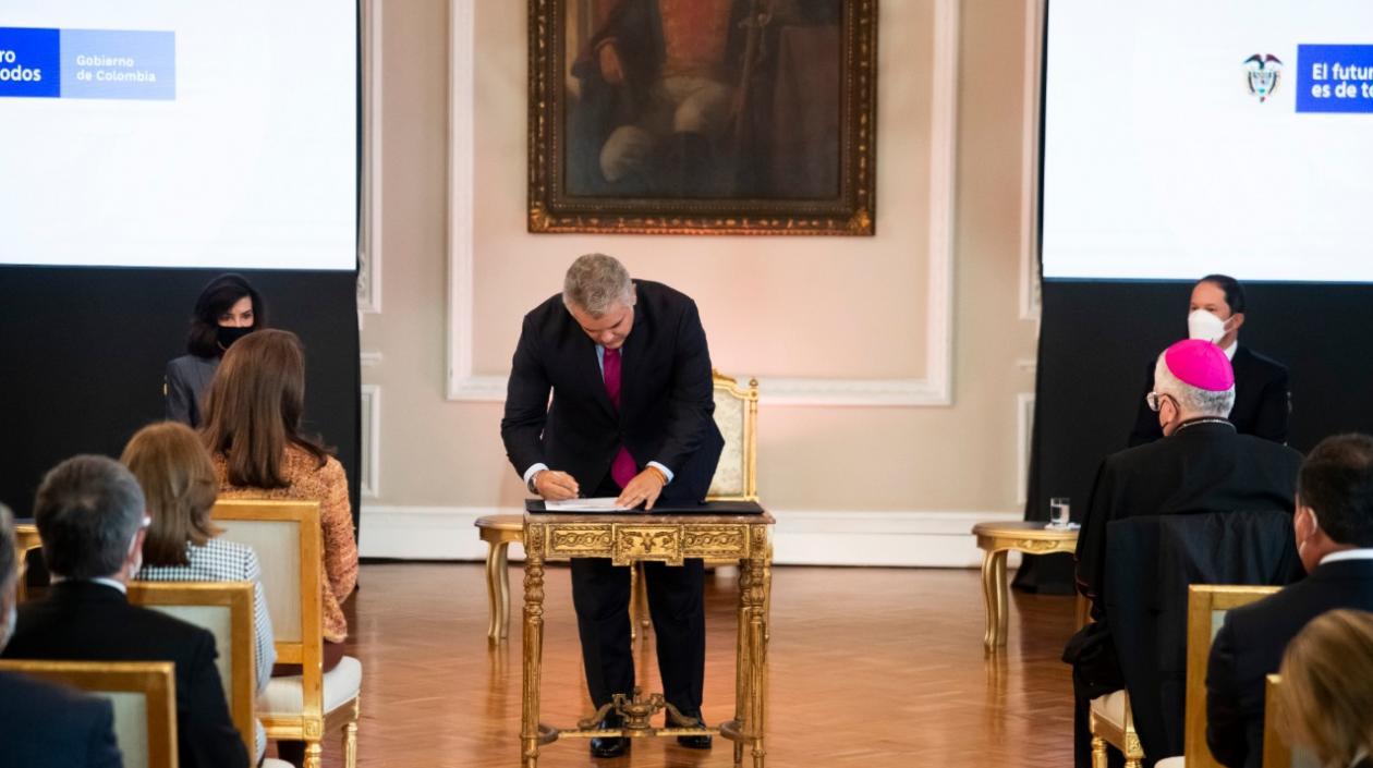 Presidente Iván Duque en la  la firma del Decreto por medio del cual se crea el Estatuto Temporal de Protección para Migrantes Venezolanos.