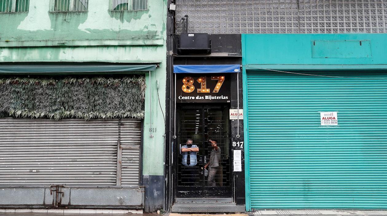 Fotografía de locales comerciales cerrados hoy, en la calle 25 de marzo, el mayor centro del comercio popular de Sao Paulo (Brasil).