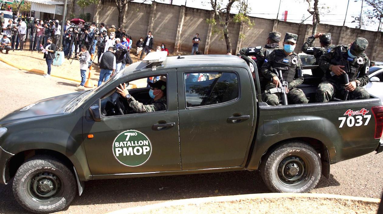 Militares hondureños custodiando las zonas electorales.