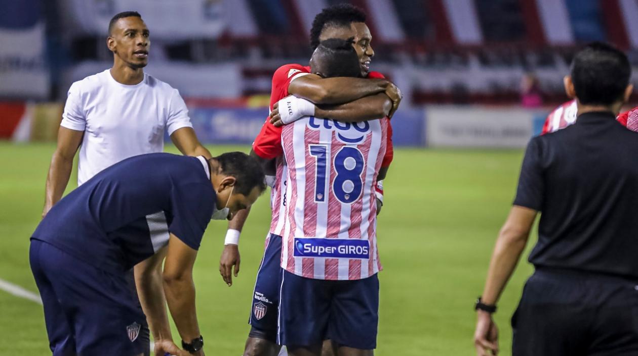 Miguel Ángel Borja agradece a Edwuin Cetré su asistencia de gol, ante la mirada de Luis Amaranto Perea. 