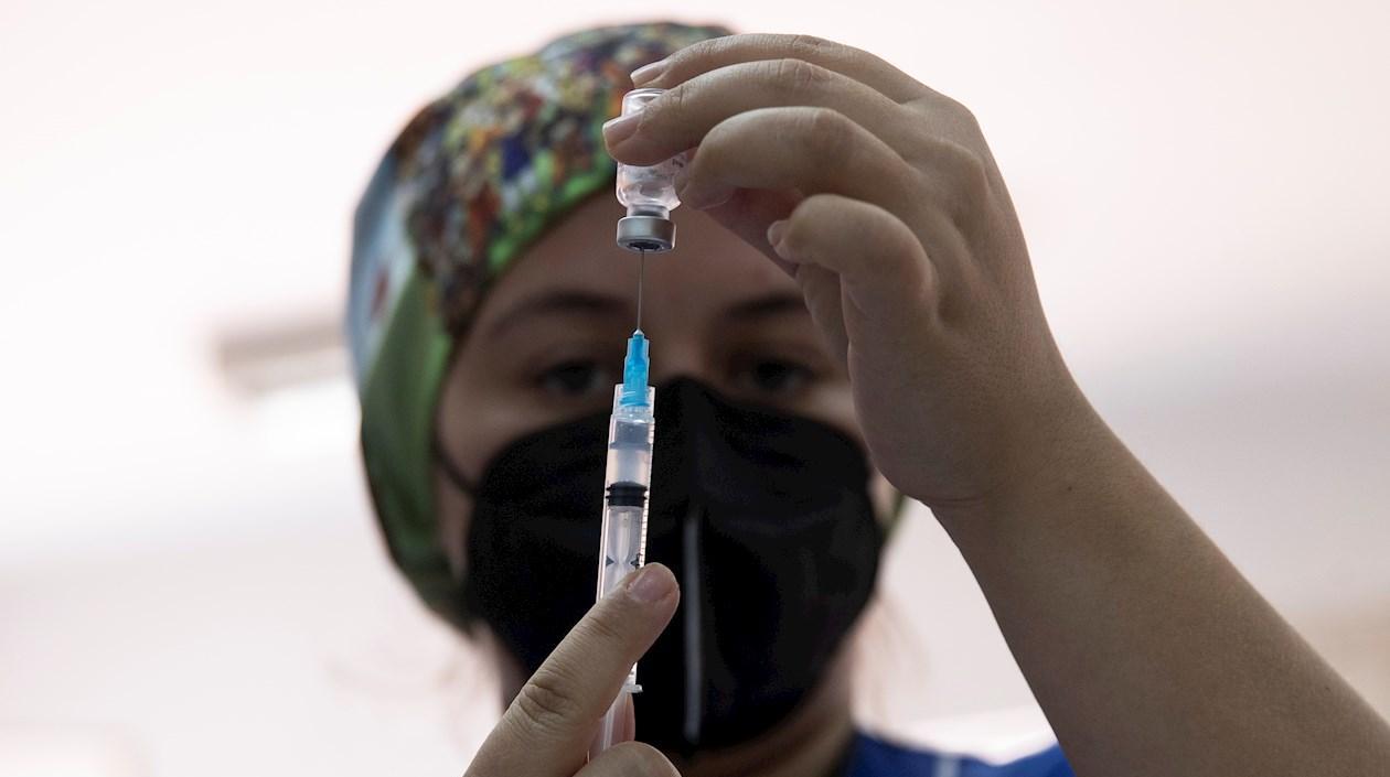 Una enfermera prepara una dosis de la vacuna del laboratorio chino Sinovac contra la covid-19, el 2 de marzo del 2021, en un centro de vacunación en Santiago (Chile). 