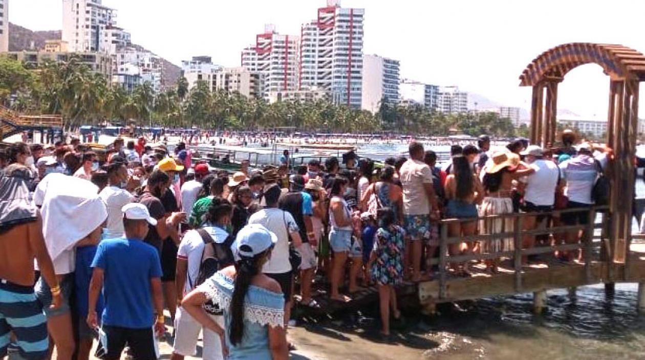 Aglomeración de turistas en la mañana del sábado en El Rodadero.