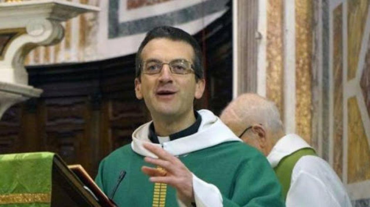 Giulio Mignani,  párroco de la pequeña localidad de Bonassola, en Liguria.  