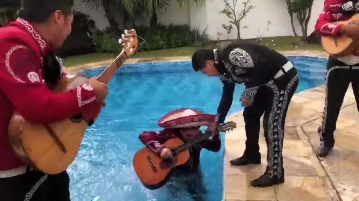 Momento en el que guitarrista cae a la piscina. 