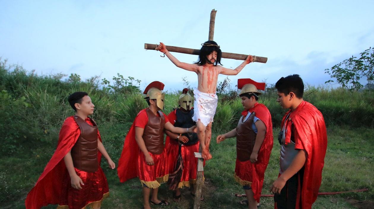 Rodrigo Vidal, de 10 años, representa a Jesús en un Vía crucis.