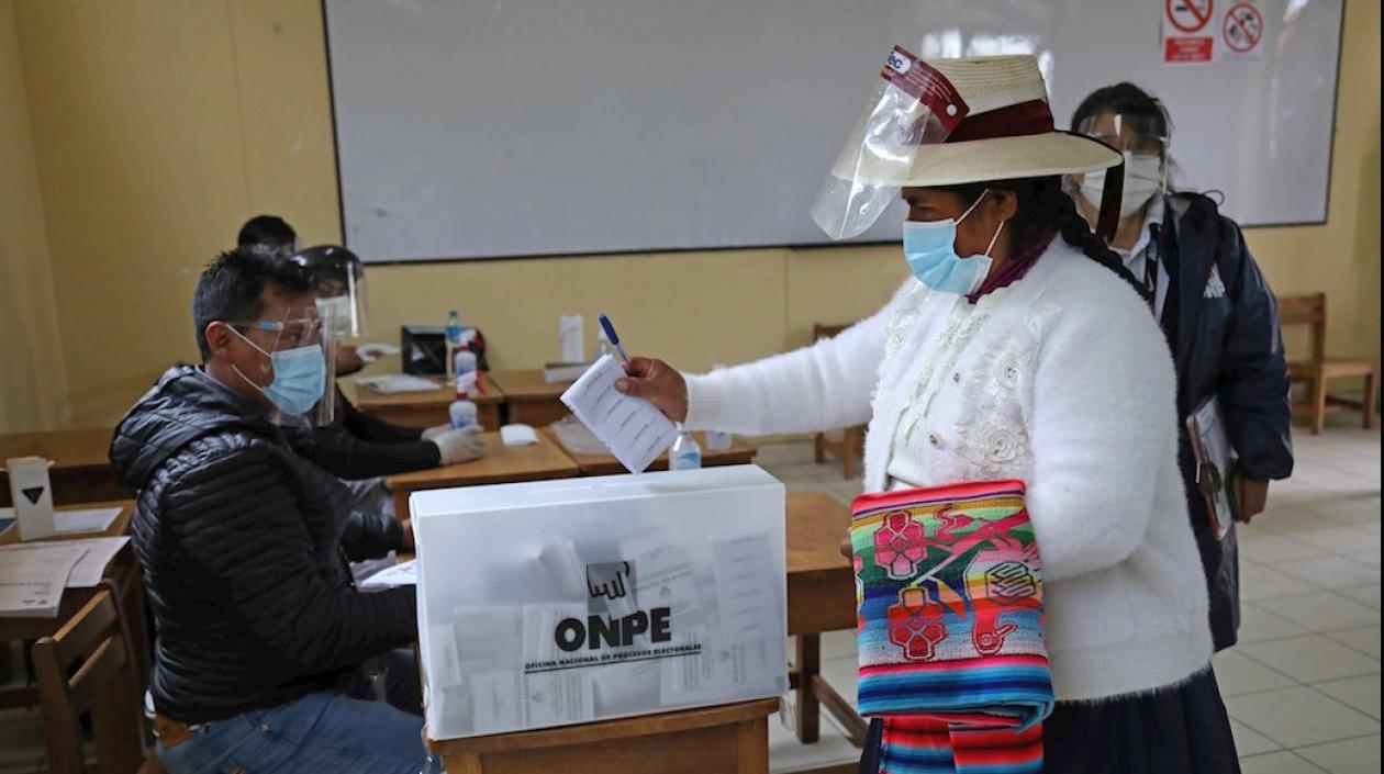 Una mujer peruana acudiendo al puesto de votación.