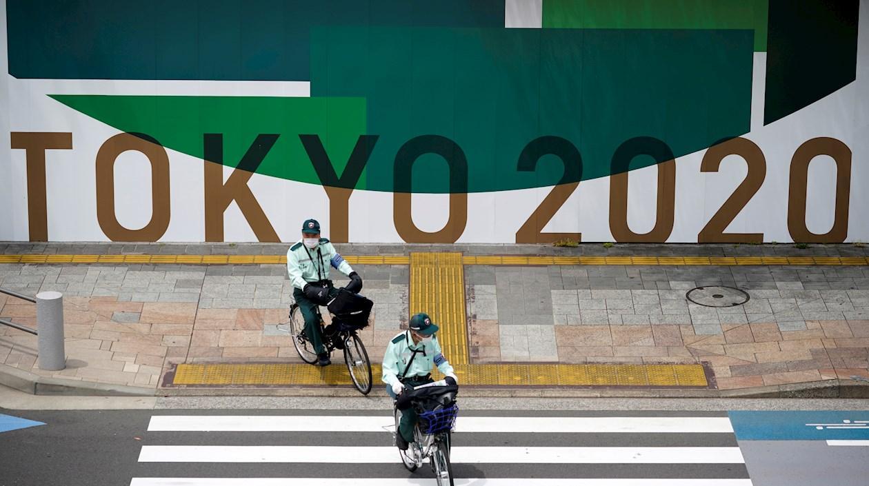 Una calle de Tokyo con aviso alusivo a los Olímpicos.