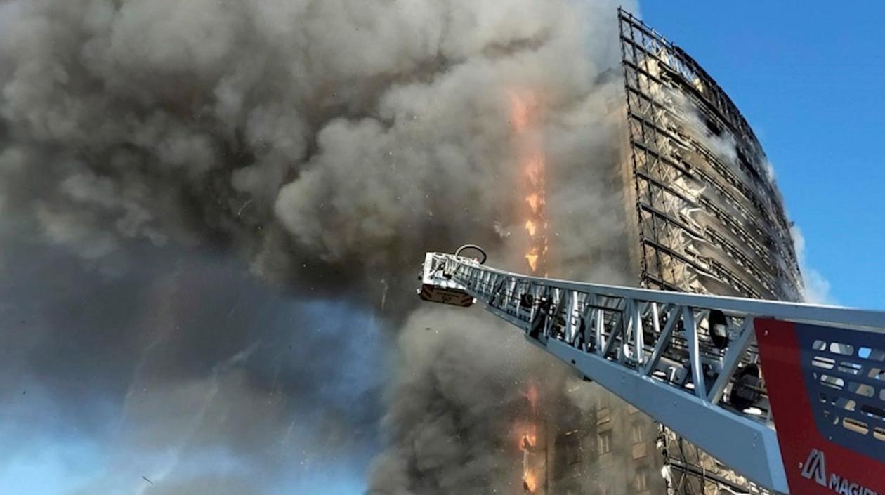 El fuego afectó inicialmente al revestimiento del edificio en la planta 15 y se extendió posteriormente a toda la fachada y al interior.