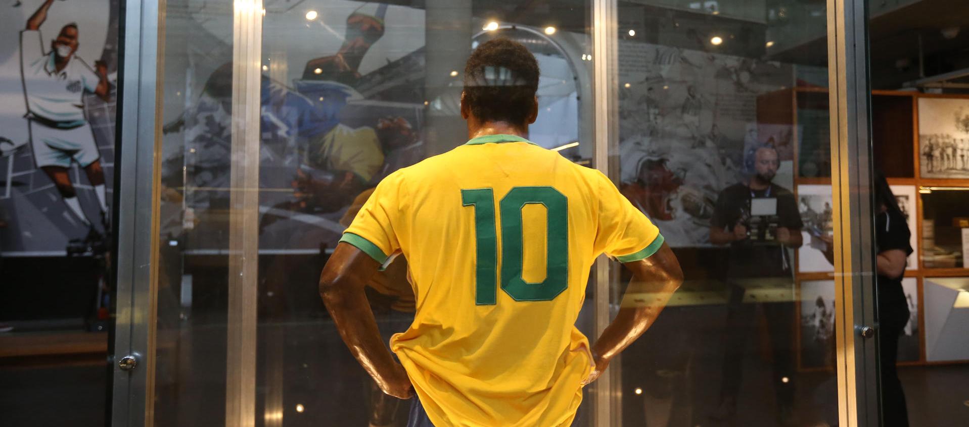 Una de las camisetas que usó Pelé con Brasil se exhibe en el museo que lleva su nombre.