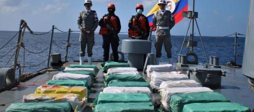 Hombres de la Armada con parte del cargamento de cocaína incautado.