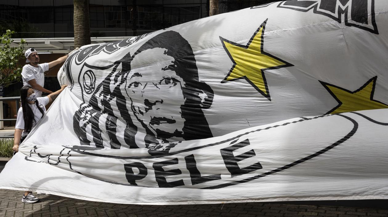 Los aficionados exhibieron una bandera gigante con la imagen de Pelé.