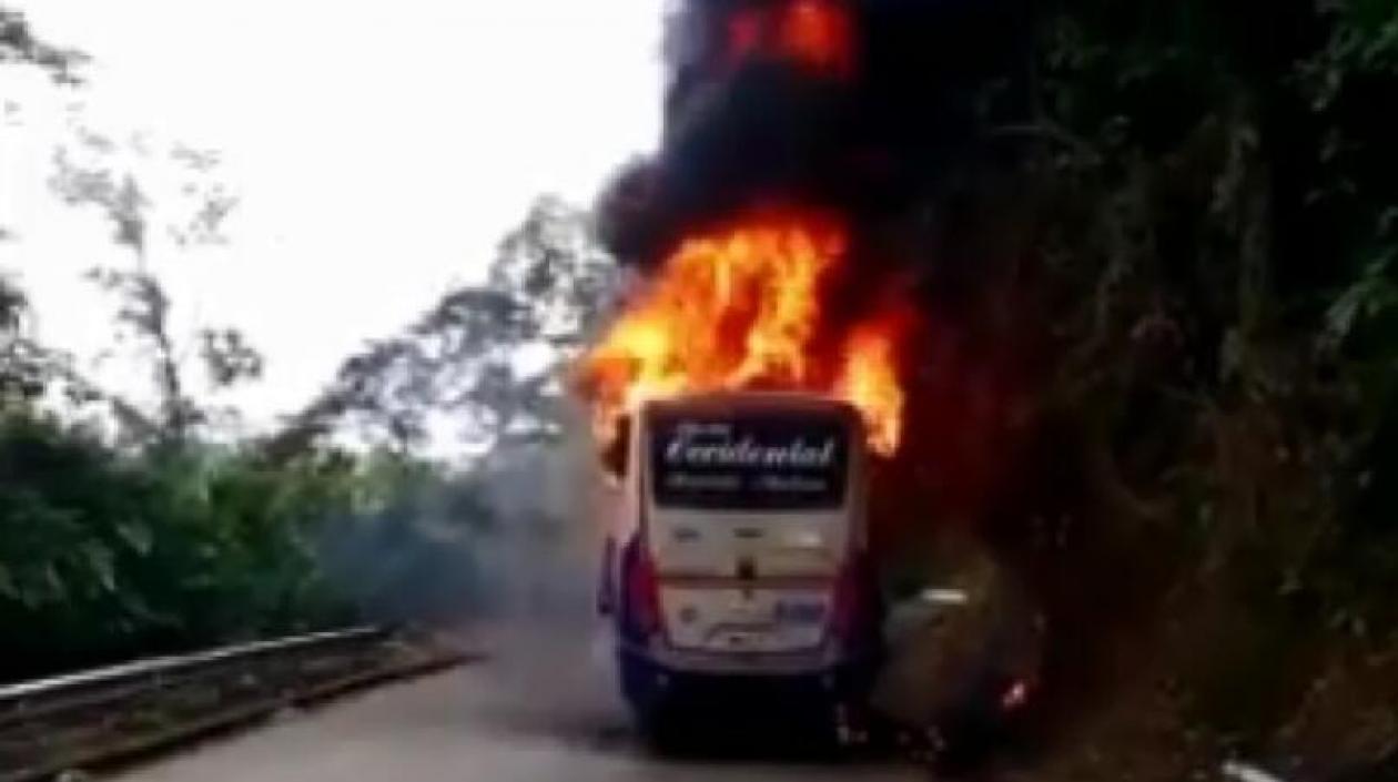 Bus escolar incinerado.