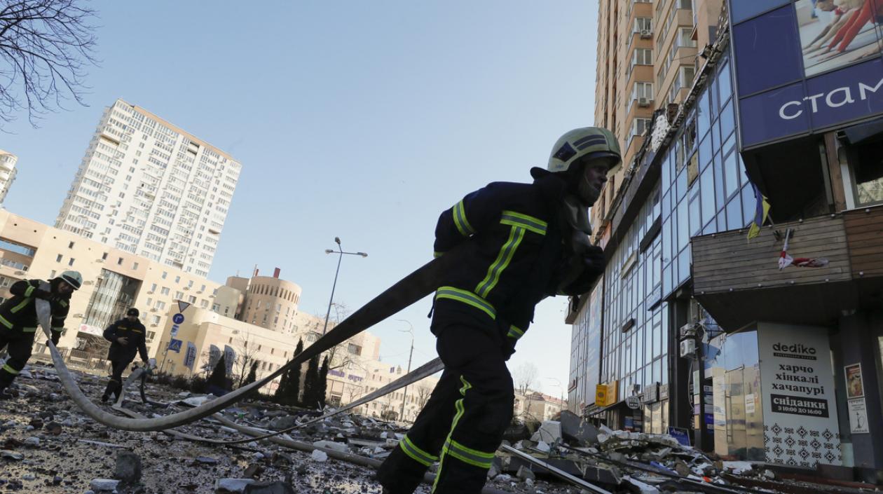 Bomberos en Kiev apagan un conato de incendio provocado por un bombardeo.