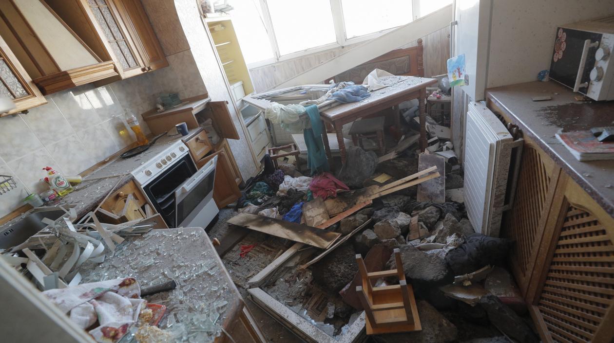 Vista general de un piso dañado en el edificio residencial que fue bombardeado anoche en Kiev, Ucrania.