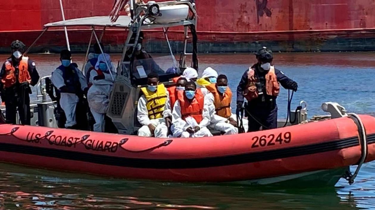 Un barco de la guardia costera de Estados Unidos transfiere a unos inmigrantes haitianos para repatriarlos.