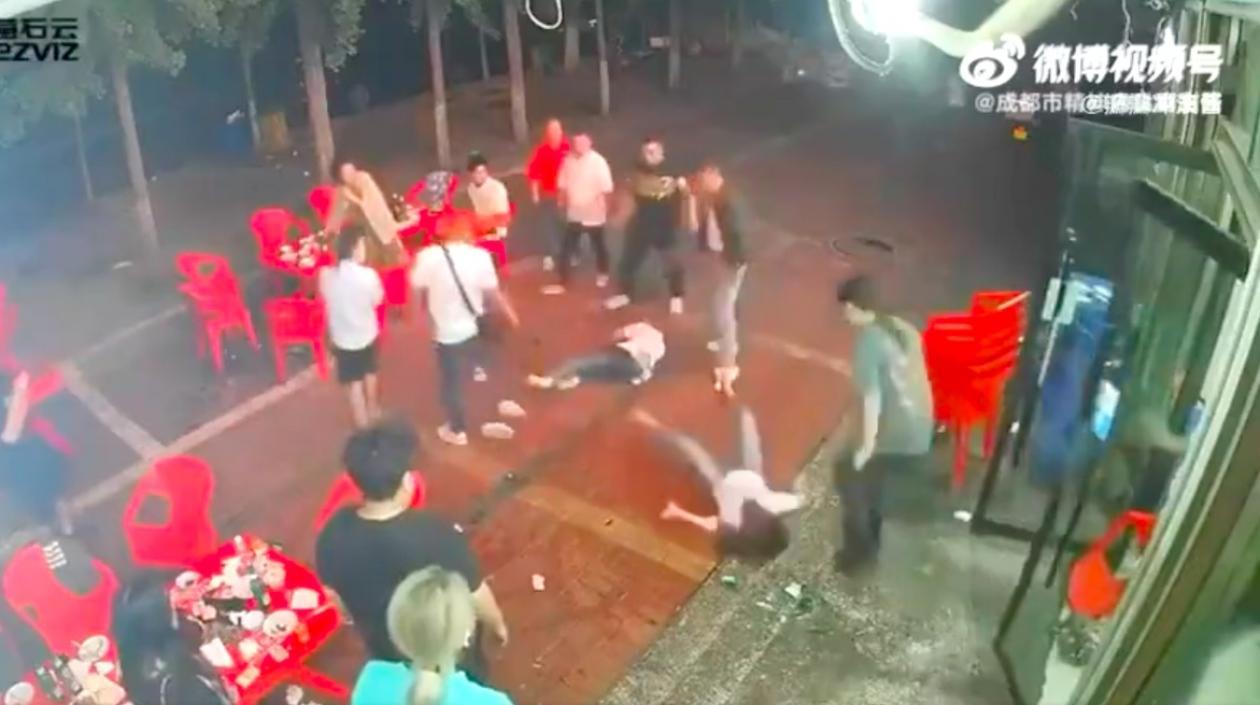Dos de las mujeres golpeadas en el piso.