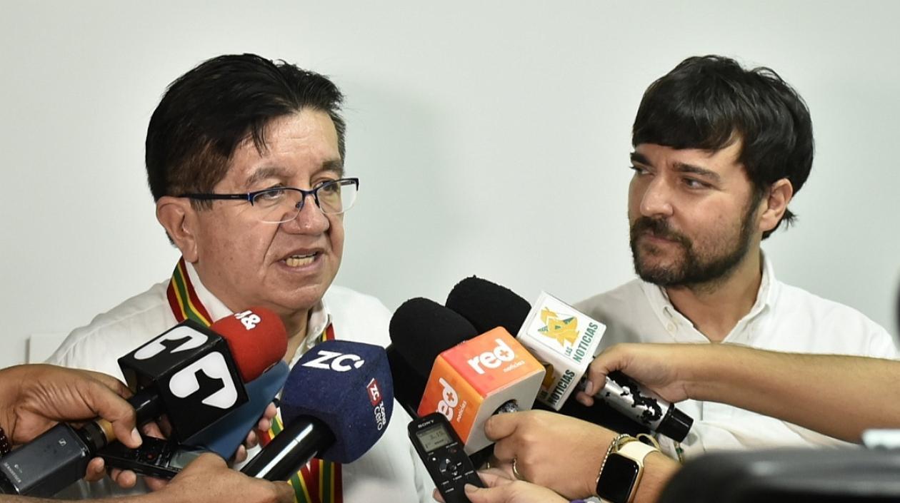 El Ministro de Salud Fernando Ruíz, y el Alcalde Jaime Pumarejo.