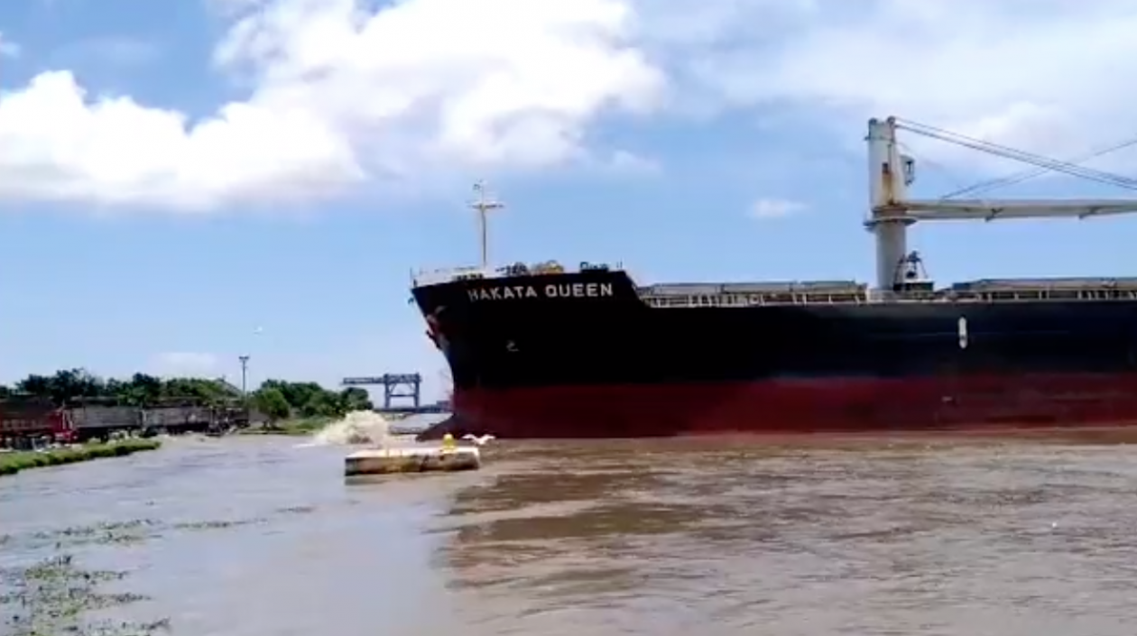 El buque "Hakata Queen" de bandera de Panamá.