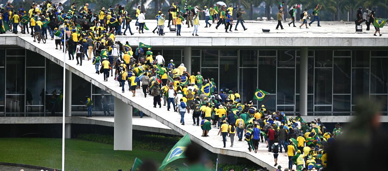 Ingreso masivo a las sedes de poder en Brasil.