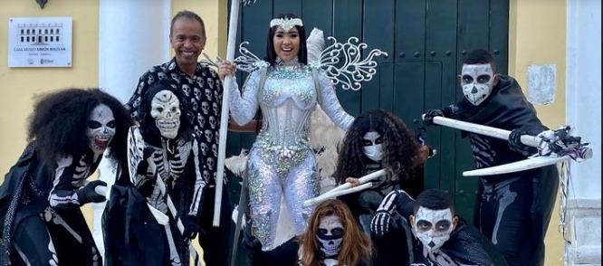 La Reina del Carnaval de Soledad, Ashly Fadul, junto a un grupo de 'muertes'. 