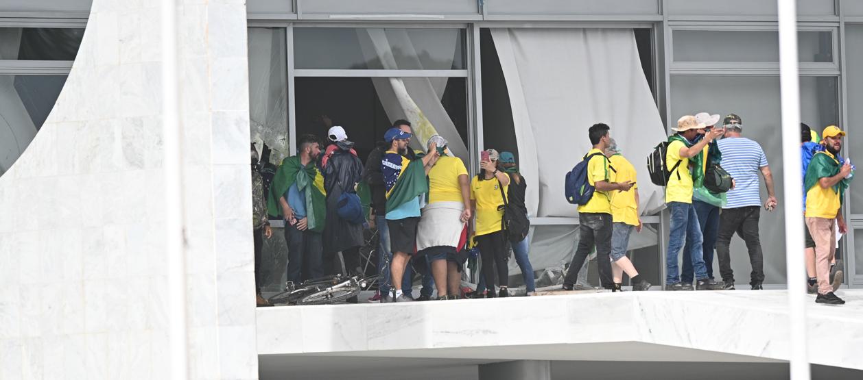 Manifestantes invaden sede del poder y la Presidencia de la República en Brasil.