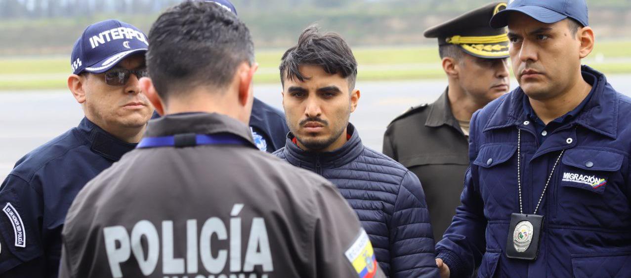 El teniente Germán Cáceres cuando era entregado a autoridades de Ecuador en Quito.