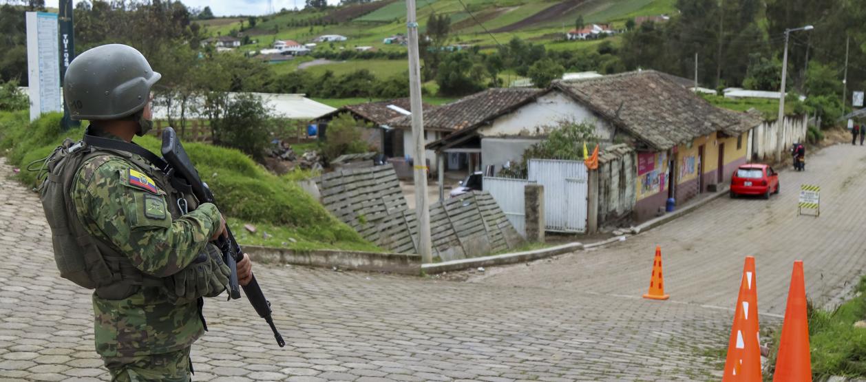 Militares ecuatorianos realizan patrullajes en la frontera de Colombia.