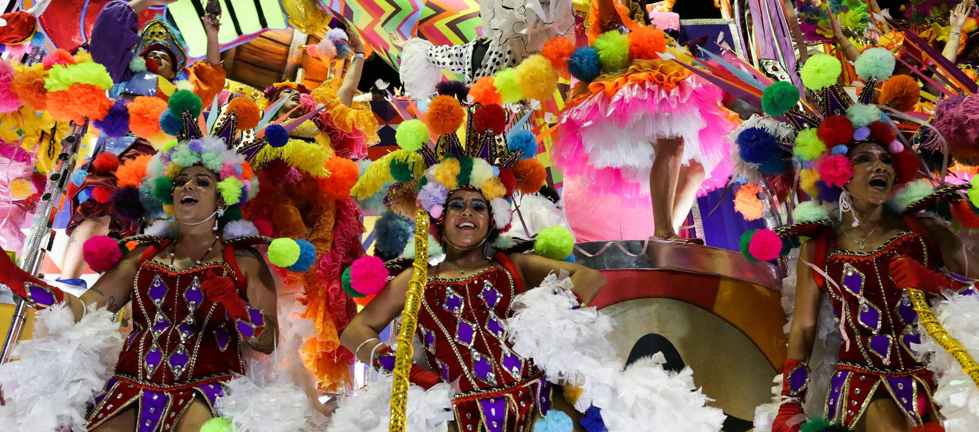 Fotografía de archivo de los bailes realizados por "escolas" de samba en el desfile en Río de Janeiro